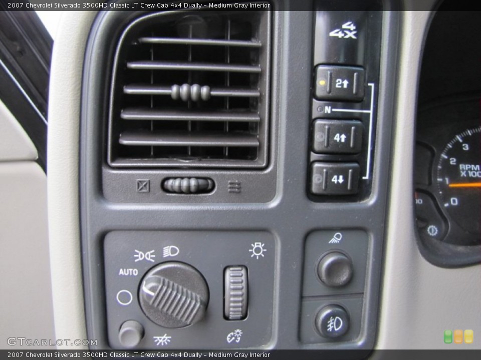 Medium Gray Interior Controls for the 2007 Chevrolet Silverado 3500HD Classic LT Crew Cab 4x4 Dually #50524678