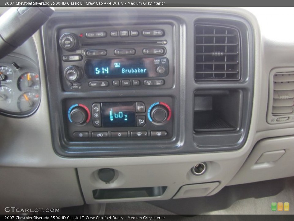Medium Gray Interior Controls for the 2007 Chevrolet Silverado 3500HD Classic LT Crew Cab 4x4 Dually #50524718