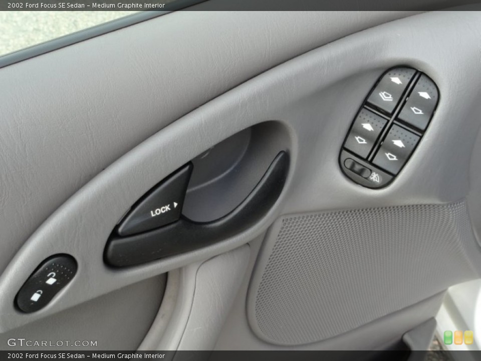 Medium Graphite Interior Controls for the 2002 Ford Focus SE Sedan #50540068
