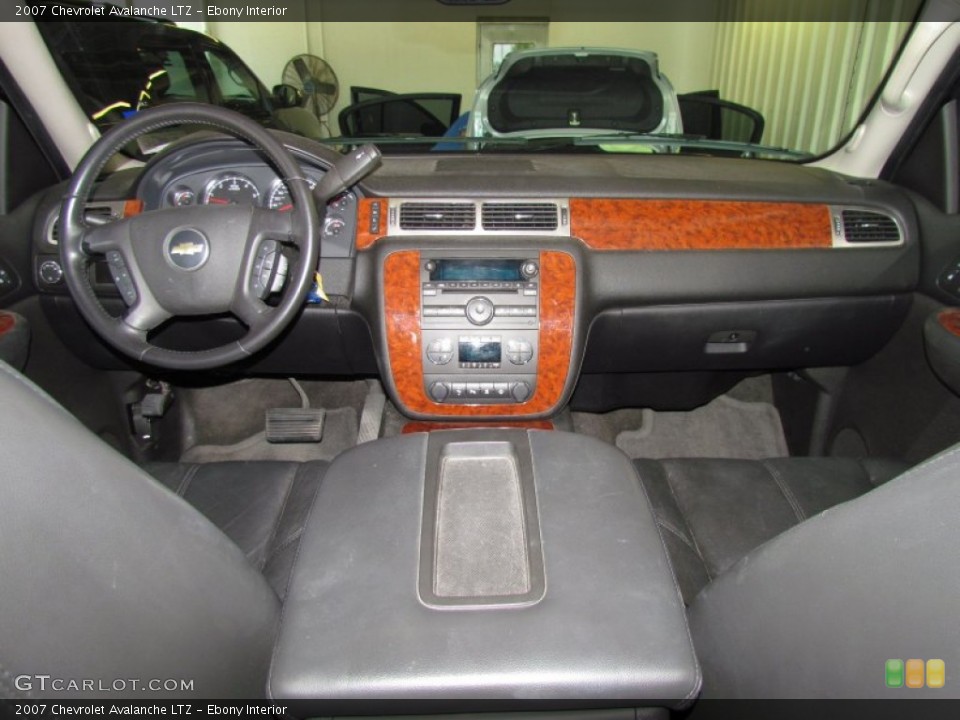 Ebony Interior Dashboard for the 2007 Chevrolet Avalanche LTZ #50579719