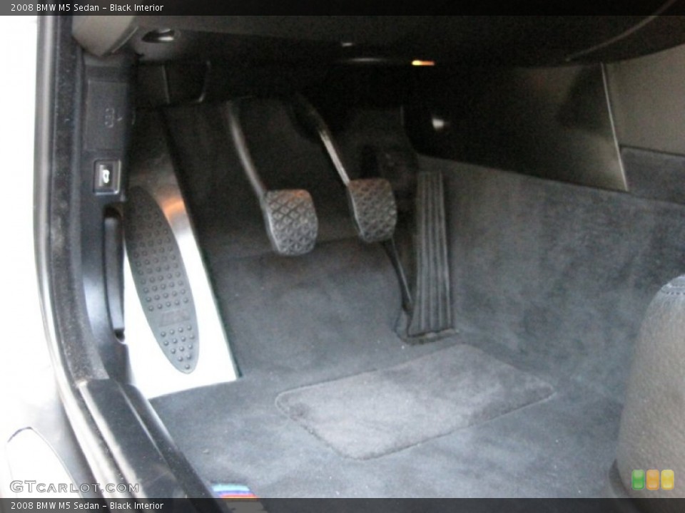 Black Interior Controls for the 2008 BMW M5 Sedan #50590937