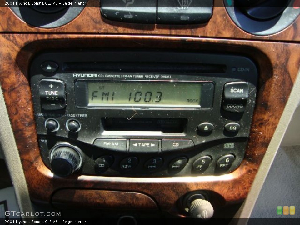 Beige Interior Controls for the 2001 Hyundai Sonata GLS V6 #50643258