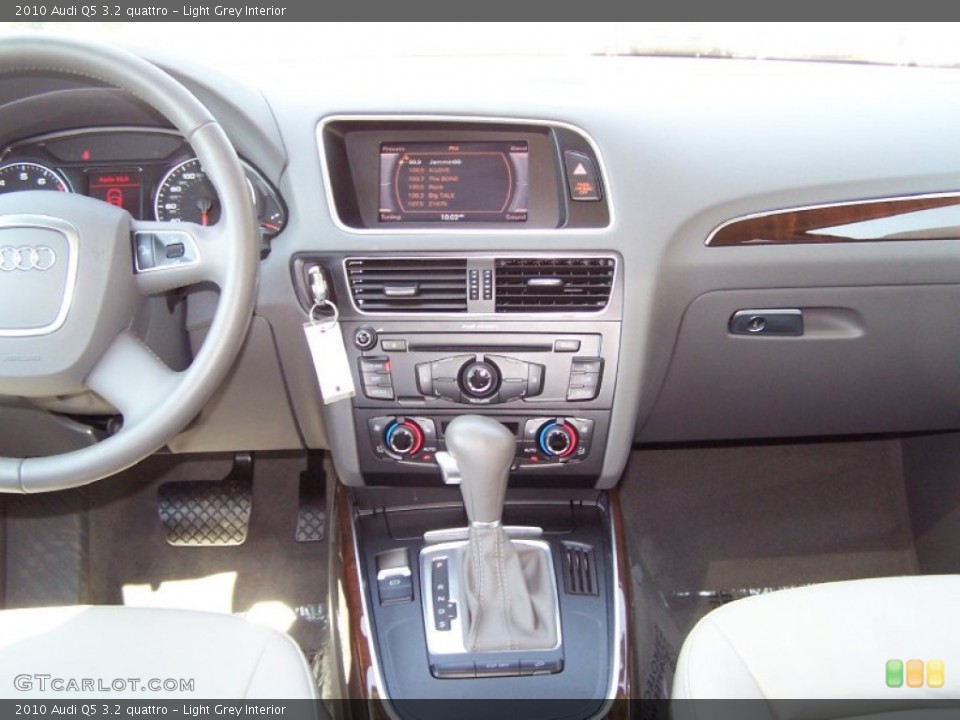 Light Grey Interior Dashboard for the 2010 Audi Q5 3.2 quattro #50645490