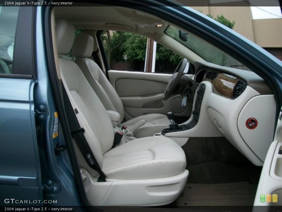 Ivory Interior Photo for the 2004 Jaguar X-Type 2.5 #50653868