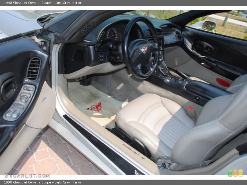 Light Gray Interior Photo for the 1998 Chevrolet Corvette Coupe #50655694