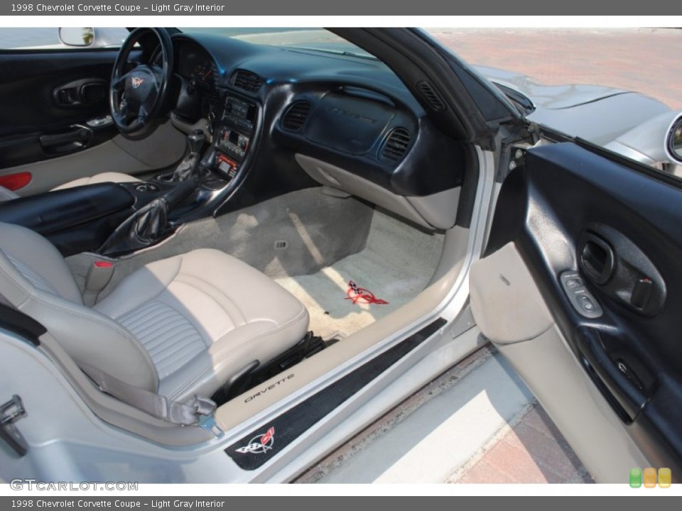 Light Gray Interior Photo for the 1998 Chevrolet Corvette Coupe #50655712