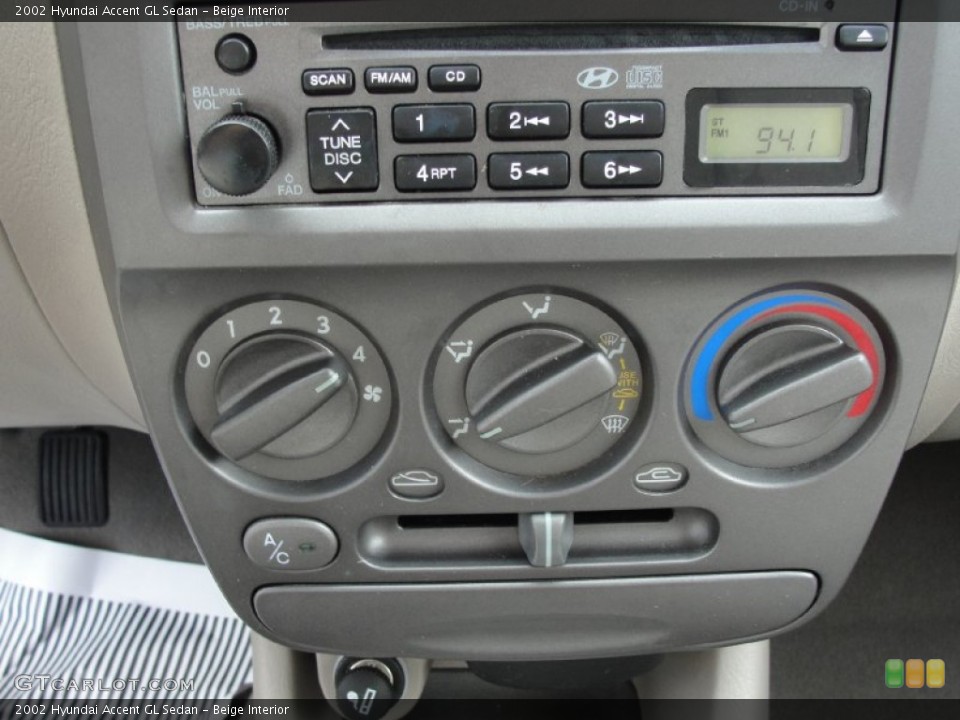 Beige Interior Controls for the 2002 Hyundai Accent GL Sedan #50705710