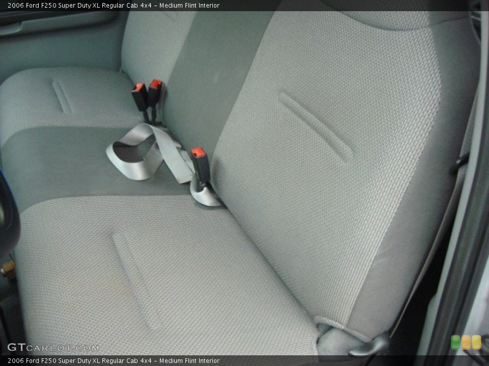Medium Flint Interior Photo for the 2006 Ford F250 Super Duty XL Regular Cab 4x4 #50761746