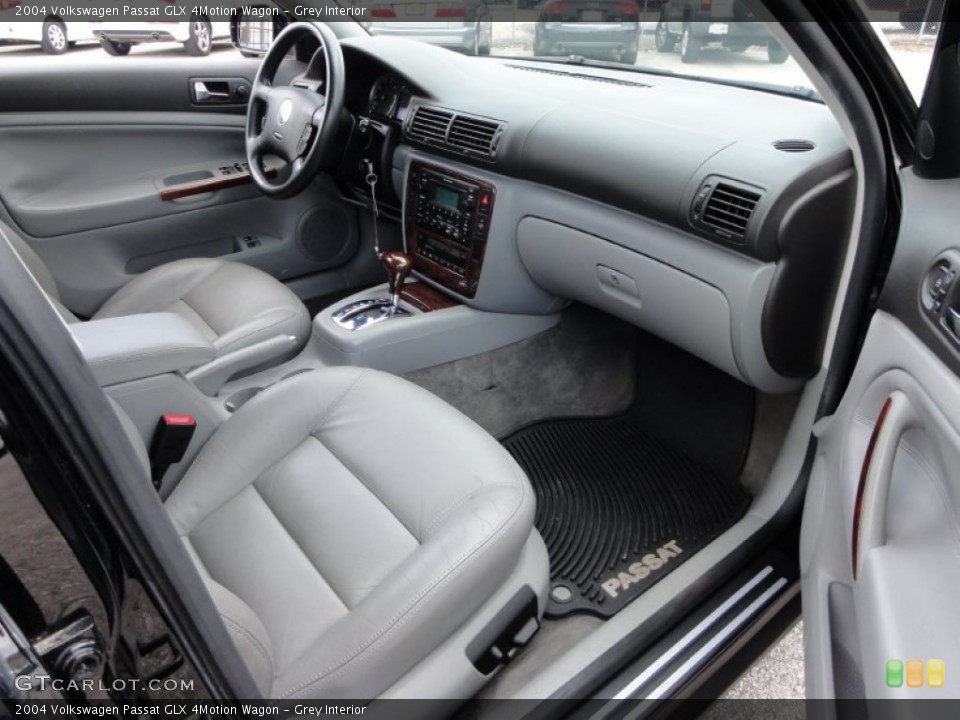 Grey Interior Dashboard for the 2004 Volkswagen Passat GLX 4Motion Wagon #50795328