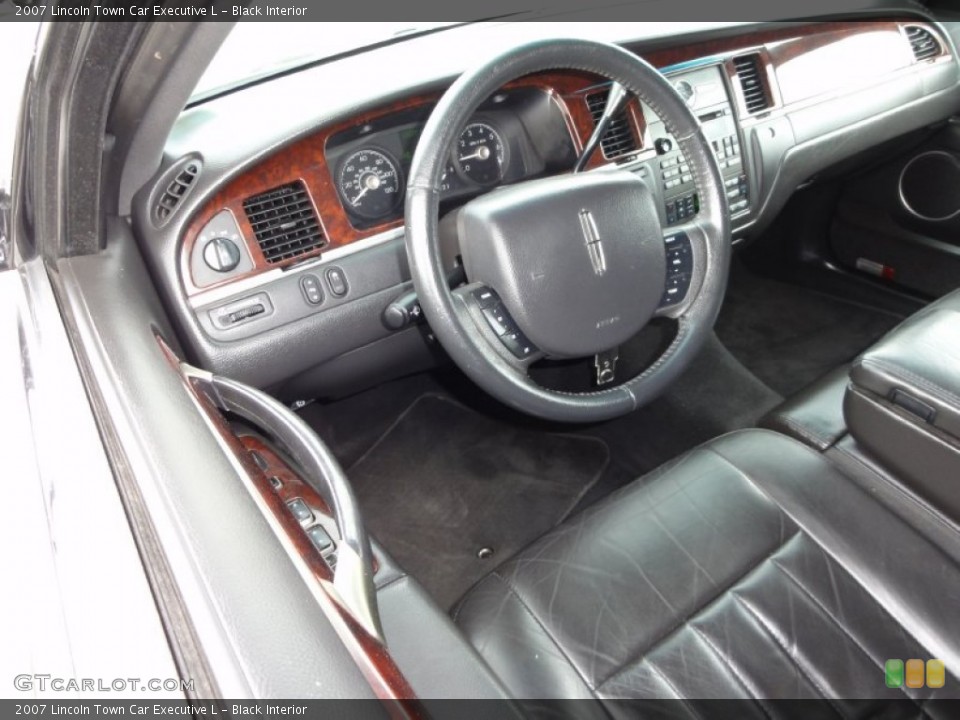 Black Interior Dashboard for the 2007 Lincoln Town Car Executive L #50796171