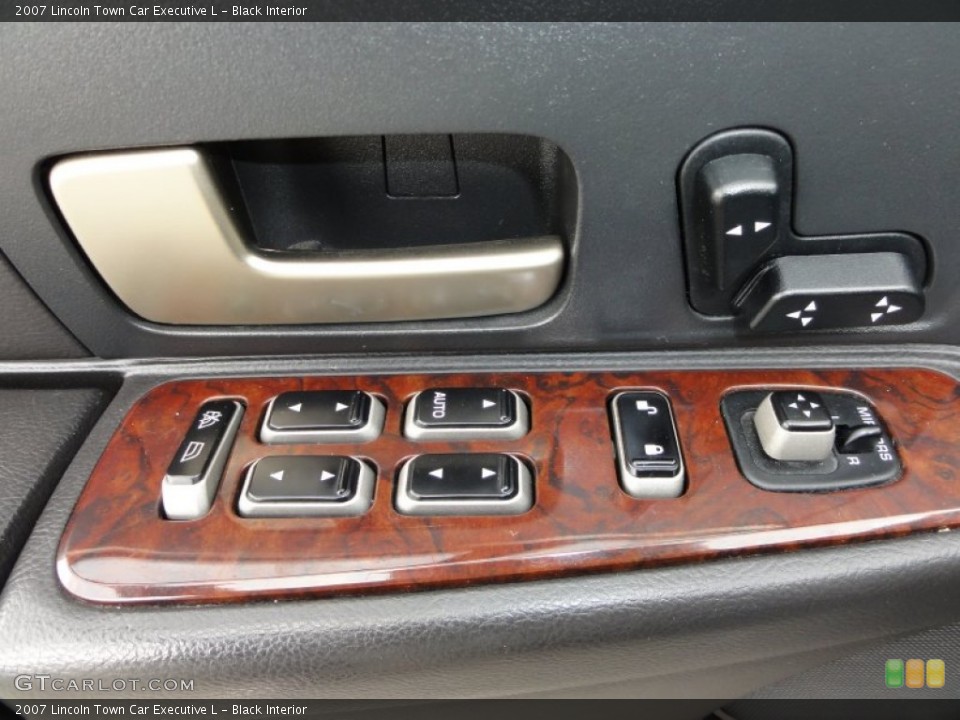Black Interior Controls for the 2007 Lincoln Town Car Executive L #50796219