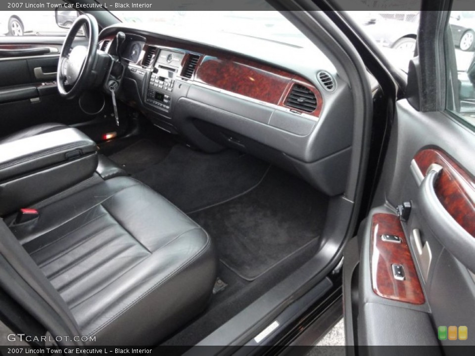 Black Interior Dashboard for the 2007 Lincoln Town Car Executive L #50796261