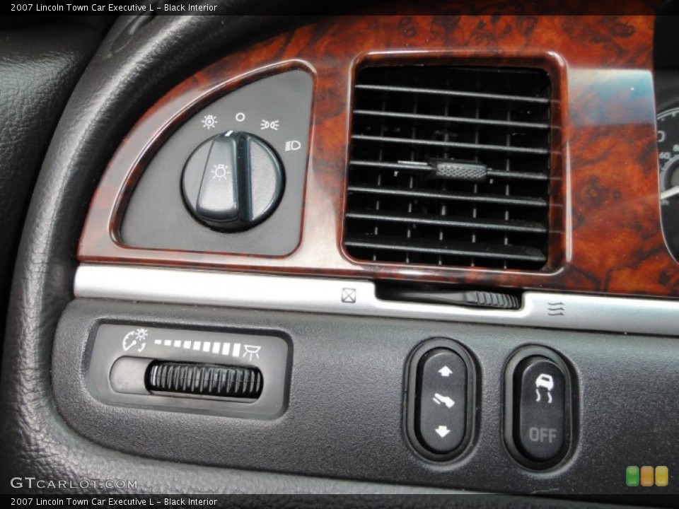 Black Interior Controls for the 2007 Lincoln Town Car Executive L #50796723