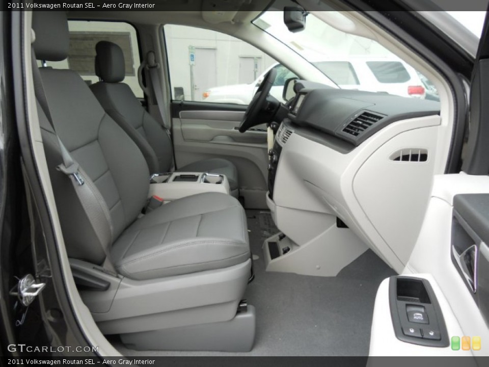 Aero Gray Interior Photo for the 2011 Volkswagen Routan SEL #50810778