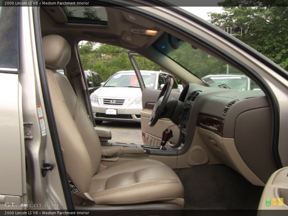 Medium Parchment Interior Photo for the 2000 Lincoln LS V8 #50856310