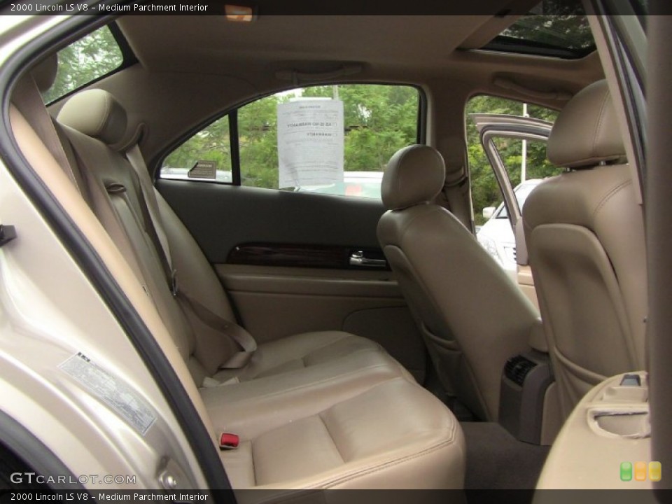 Medium Parchment Interior Photo for the 2000 Lincoln LS V8 #50856327