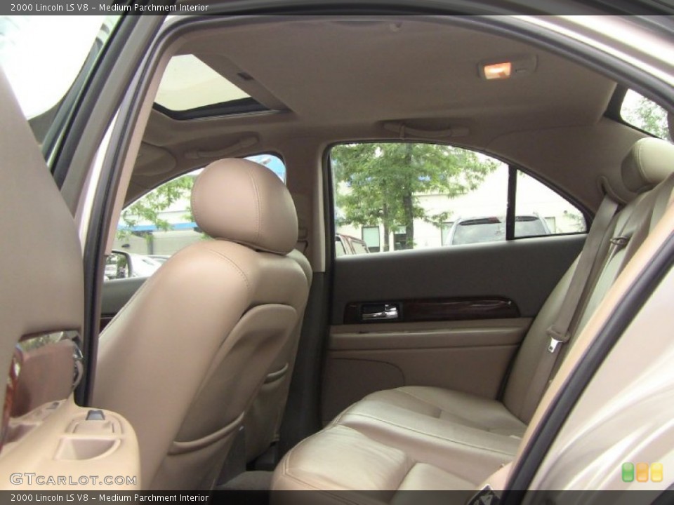 Medium Parchment Interior Photo for the 2000 Lincoln LS V8 #50856340
