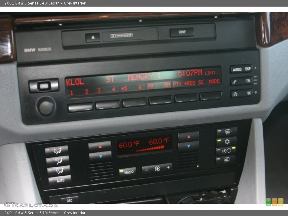 Grey Interior Controls for the 2001 BMW 5 Series 540i Sedan #50882707