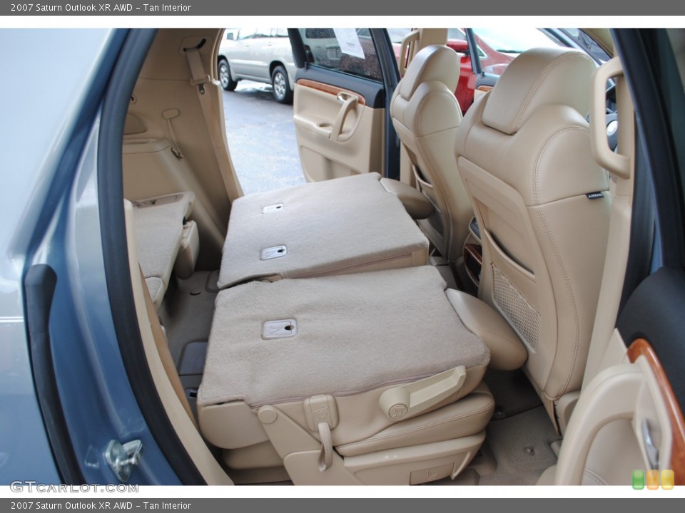 Tan Interior Photo for the 2007 Saturn Outlook XR AWD #50920683