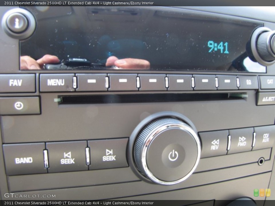 Light Cashmere/Ebony Interior Controls for the 2011 Chevrolet Silverado 2500HD LT Extended Cab 4x4 #50941704