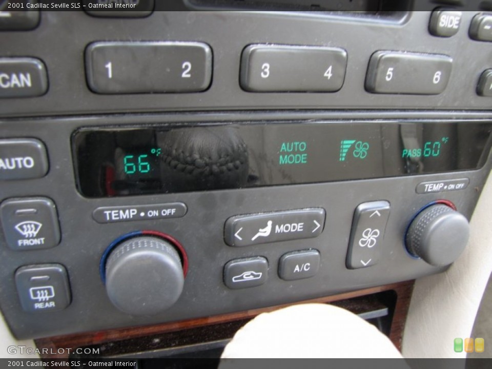 Oatmeal Interior Controls for the 2001 Cadillac Seville SLS #50943159