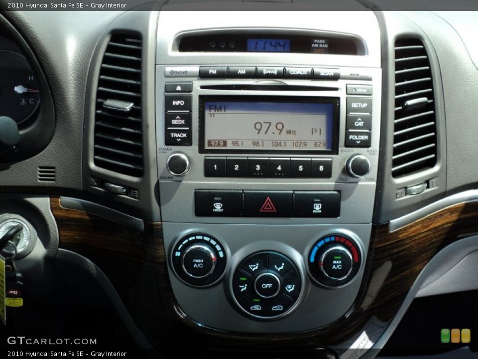 Gray Interior Controls for the 2010 Hyundai Santa Fe SE #50948853