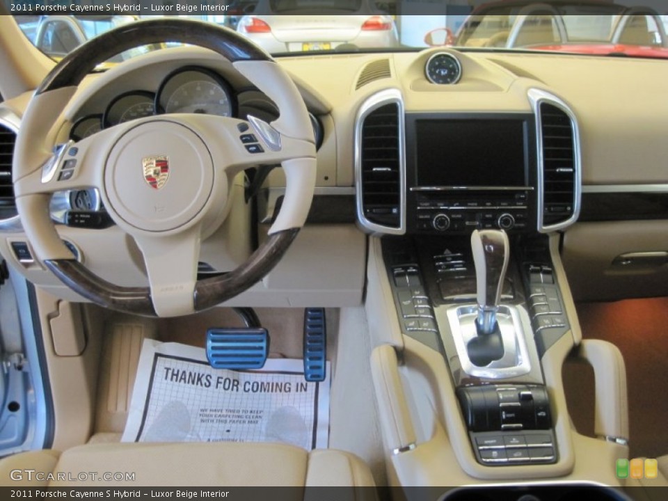 Luxor Beige Interior Dashboard for the 2011 Porsche Cayenne S Hybrid #50993270