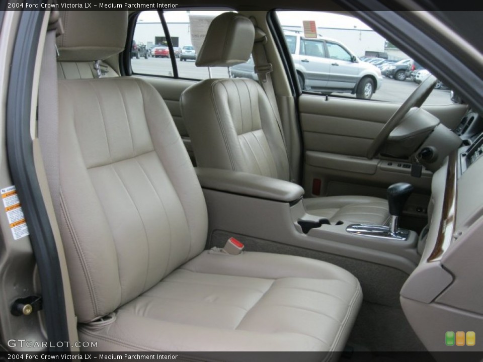 Medium Parchment Interior Photo for the 2004 Ford Crown Victoria LX #51005623