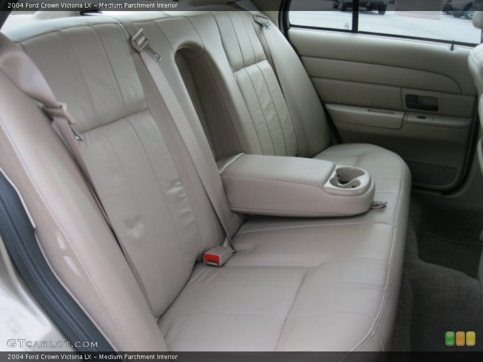 Medium Parchment Interior Photo for the 2004 Ford Crown Victoria LX #51005653