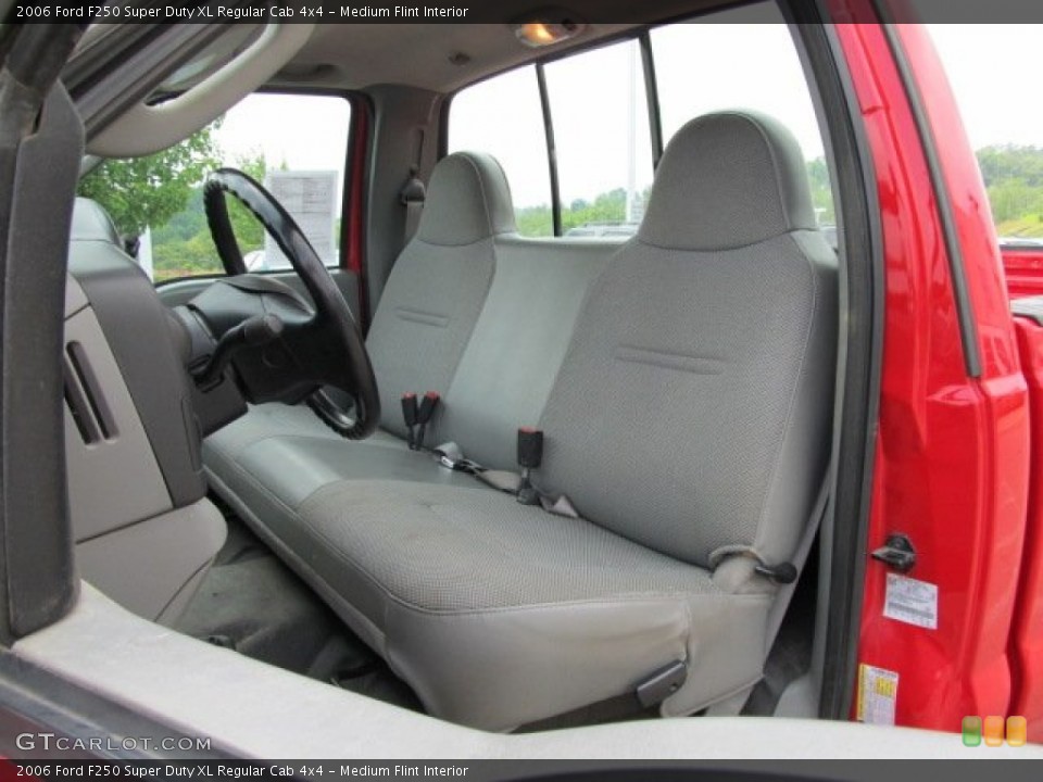 Medium Flint Interior Photo for the 2006 Ford F250 Super Duty XL Regular Cab 4x4 #51031168