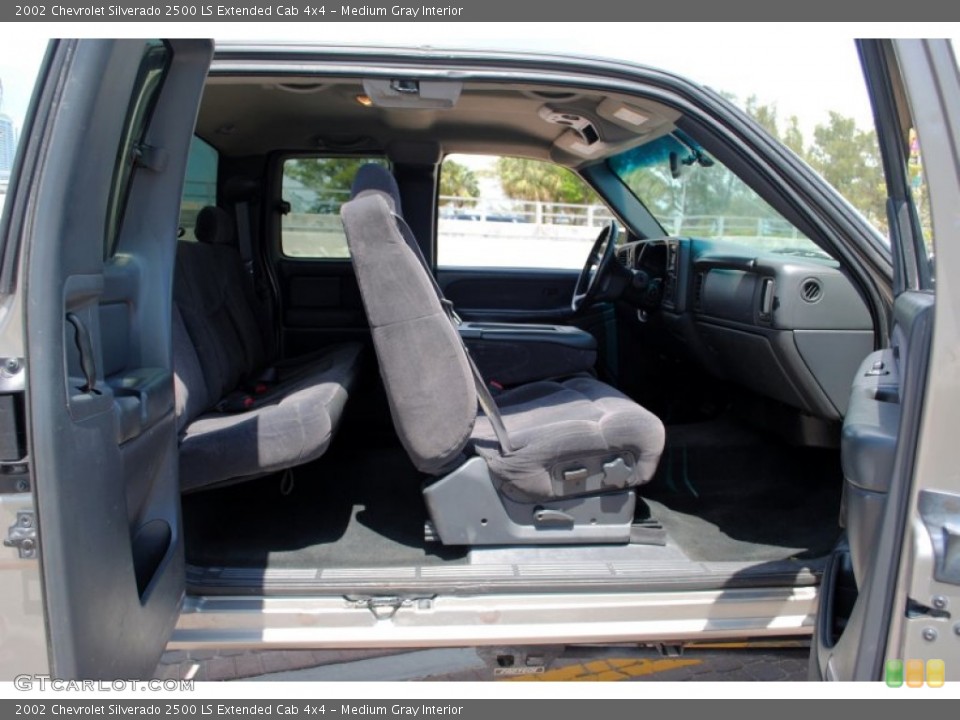 Medium Gray Interior Photo for the 2002 Chevrolet Silverado 2500 LS Extended Cab 4x4 #51063575