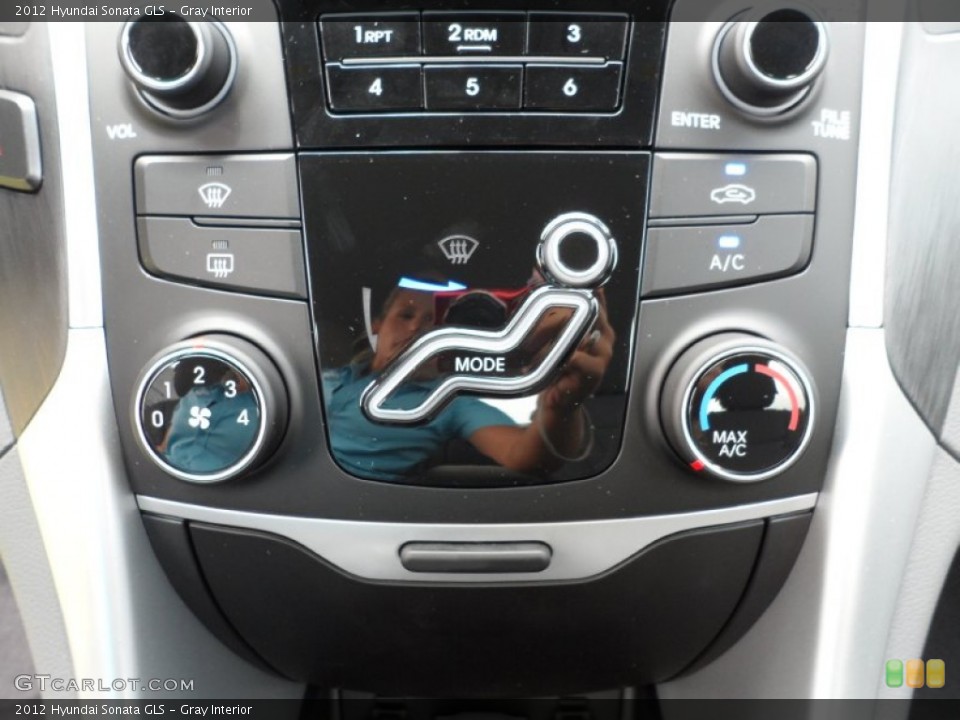 Gray Interior Controls for the 2012 Hyundai Sonata GLS #51216677