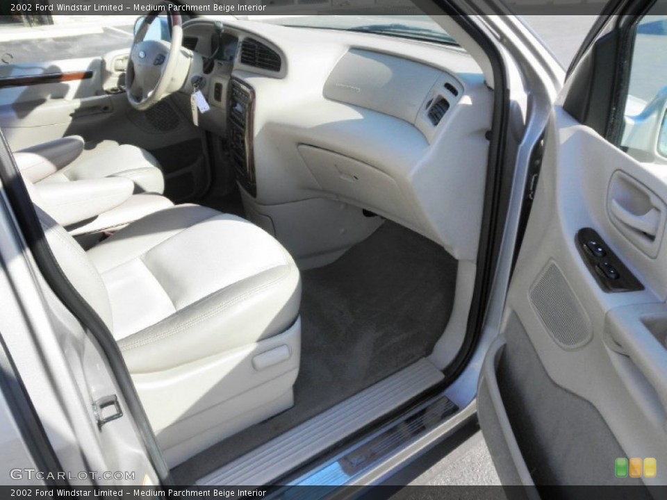 Medium Parchment Beige Interior Photo for the 2002 Ford Windstar Limited #51233777