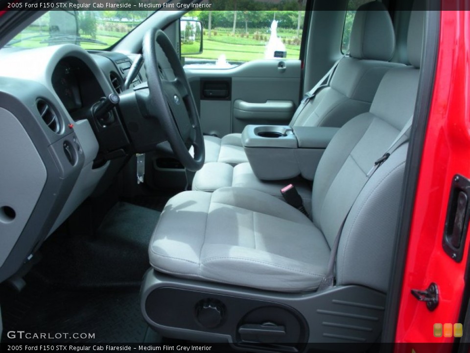 Medium Flint Grey Interior Photo for the 2005 Ford F150 STX Regular Cab Flareside #51257732
