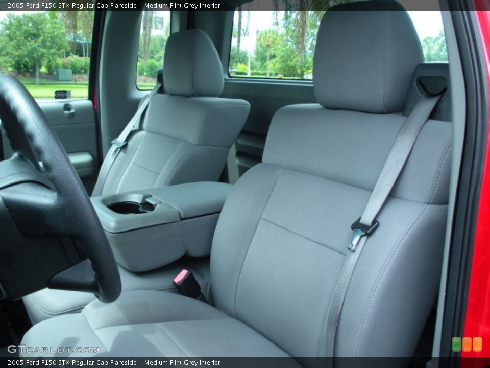 Medium Flint Grey Interior Photo for the 2005 Ford F150 STX Regular Cab Flareside #51257744