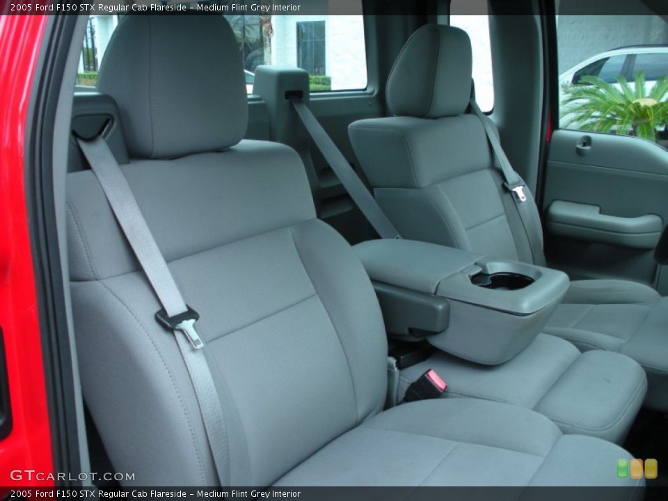 Medium Flint Grey Interior Photo for the 2005 Ford F150 STX Regular Cab Flareside #51257792