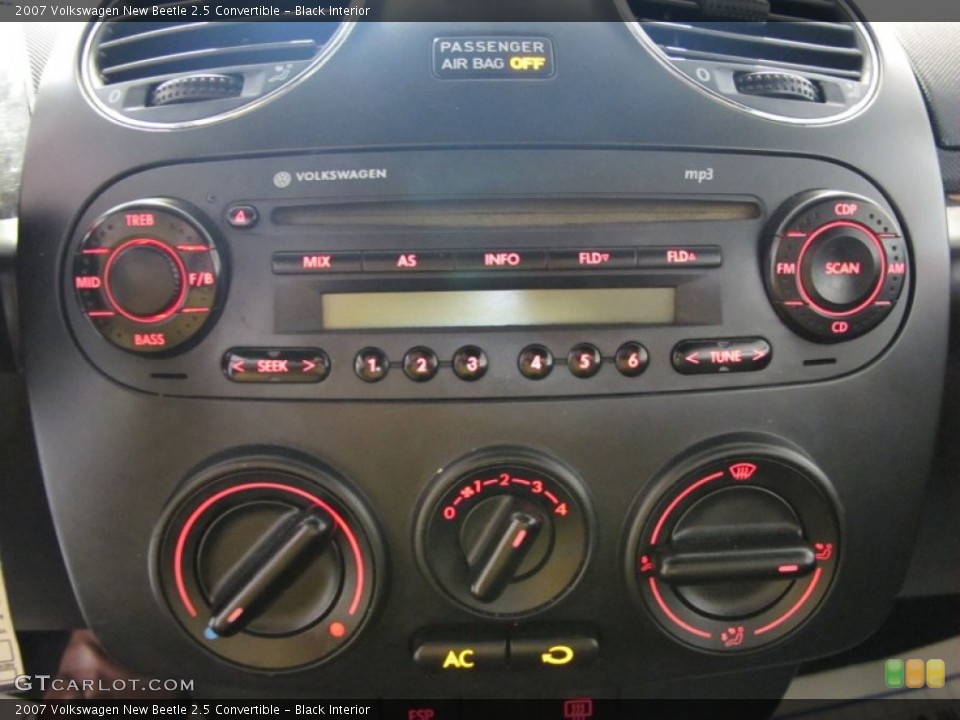 Black Interior Controls for the 2007 Volkswagen New Beetle 2.5 Convertible #51306028