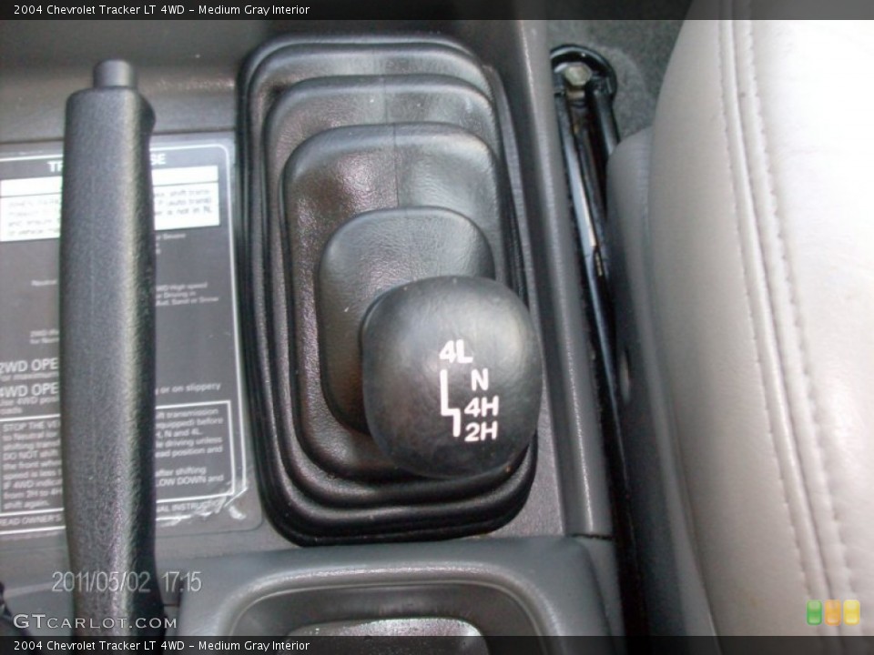 Medium Gray Interior Controls for the 2004 Chevrolet Tracker LT 4WD #51318571