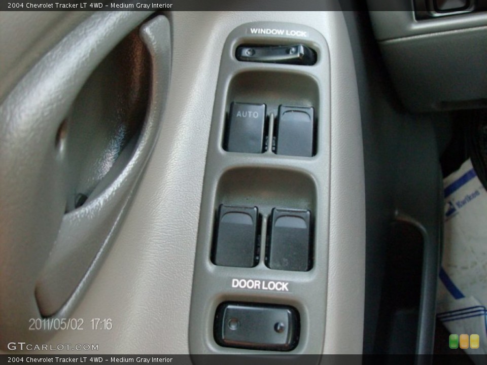 Medium Gray Interior Controls for the 2004 Chevrolet Tracker LT 4WD #51318613