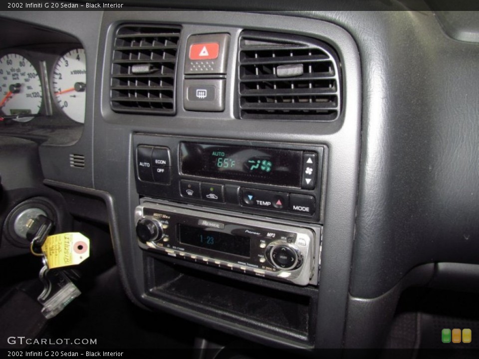 Black Interior Controls for the 2002 Infiniti G 20 Sedan #51412555