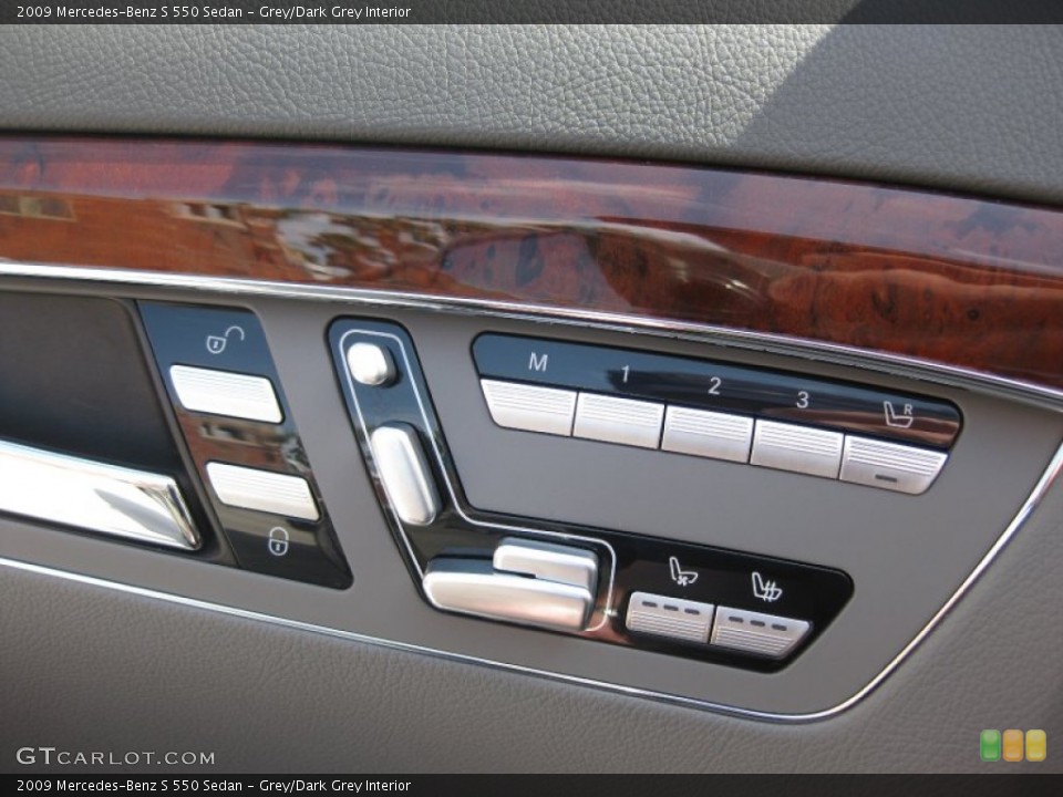 Grey/Dark Grey Interior Controls for the 2009 Mercedes-Benz S 550 Sedan #51450882