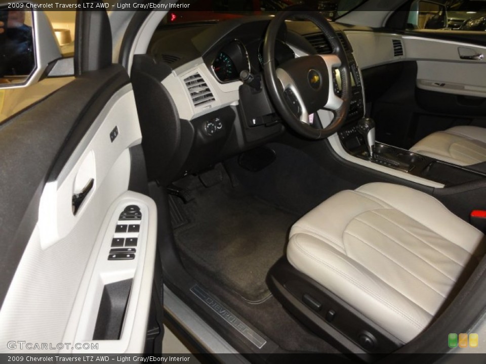 Light Gray/Ebony Interior Photo for the 2009 Chevrolet Traverse LTZ AWD #51500662