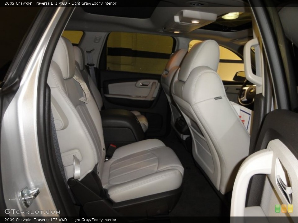 Light Gray/Ebony Interior Photo for the 2009 Chevrolet Traverse LTZ AWD #51500794