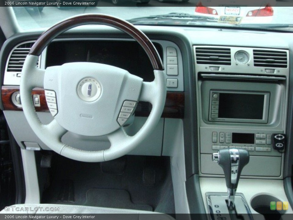 Dove Grey Interior Dashboard for the 2006 Lincoln Navigator Luxury #51519883