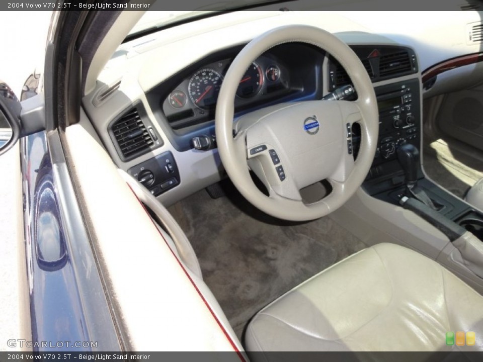 Beige/Light Sand Interior Photo for the 2004 Volvo V70 2.5T #51556803