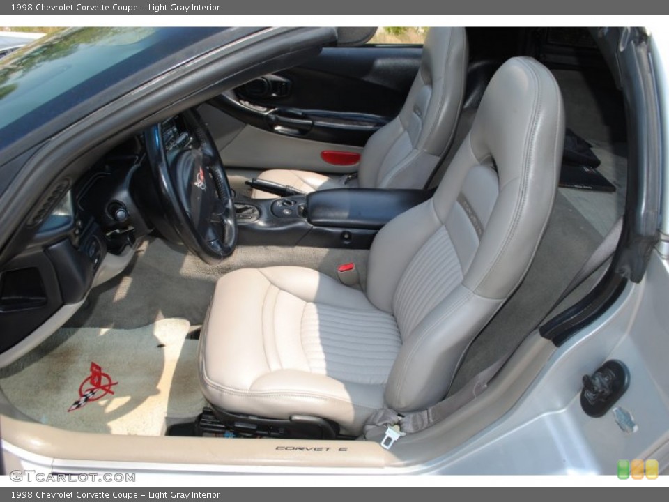 Light Gray Interior Photo for the 1998 Chevrolet Corvette Coupe #51561363