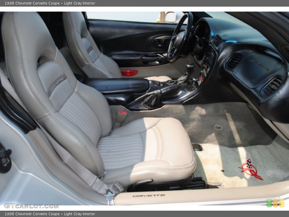 Light Gray Interior Photo for the 1998 Chevrolet Corvette Coupe #51561375