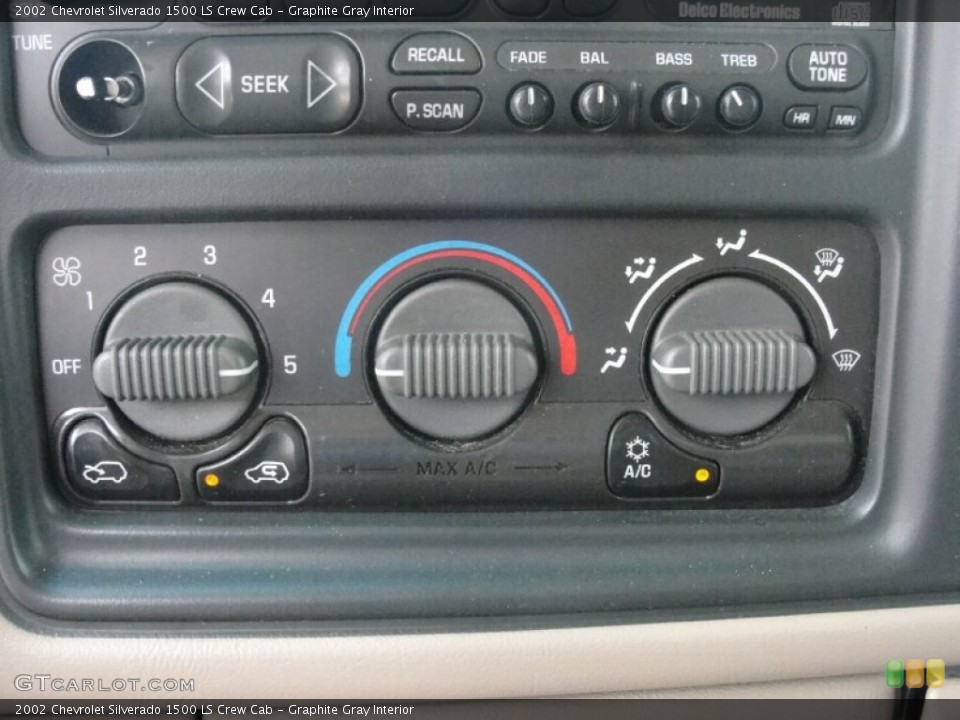 Graphite Gray Interior Controls for the 2002 Chevrolet Silverado 1500 LS Crew Cab #51601924