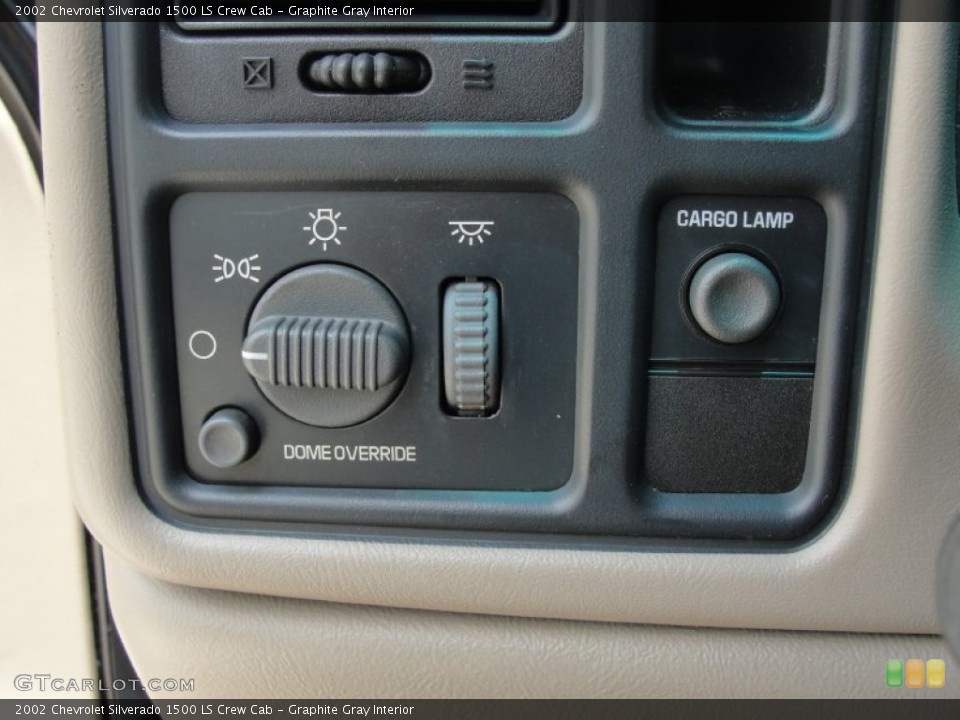 Graphite Gray Interior Controls for the 2002 Chevrolet Silverado 1500 LS Crew Cab #51601969