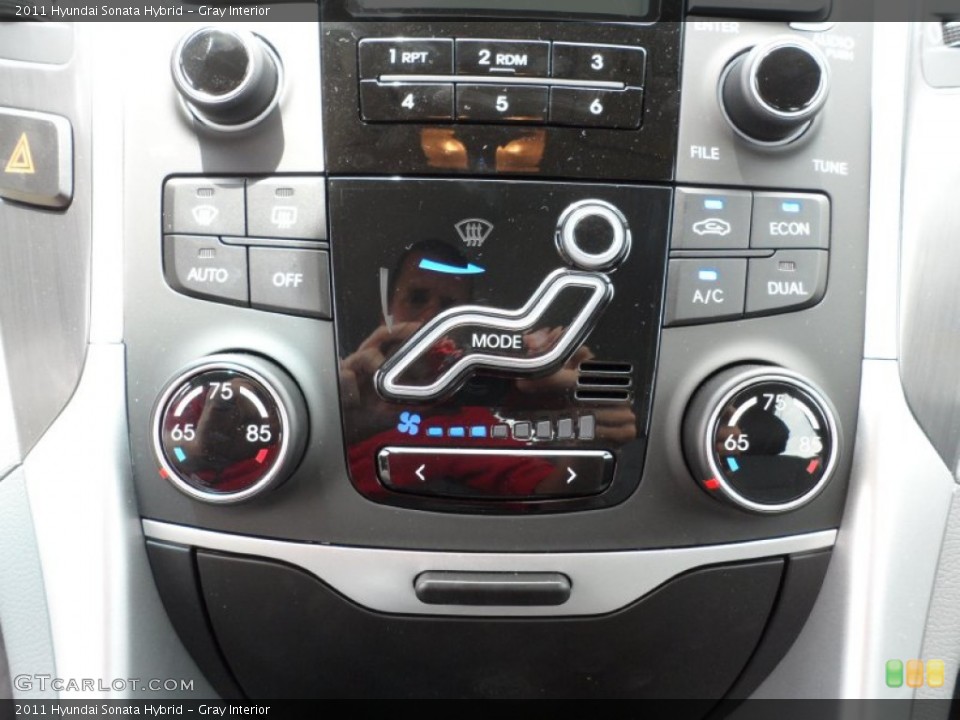 Gray Interior Controls for the 2011 Hyundai Sonata Hybrid #51646498
